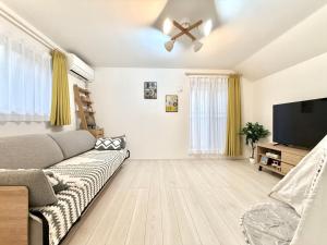 ein Wohnzimmer mit Sofa und Flachbildfernseher in der Unterkunft Katsushika House柴又 KS0340 in Tokio