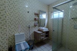ein Badezimmer mit Dusche, Toilette und Waschbecken in der Unterkunft Duplex Confort boa viagem perto de tudo in Recife
