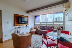 ein Wohnzimmer mit Sofa und Tisch in der Unterkunft Duplex Confort boa viagem perto de tudo in Recife