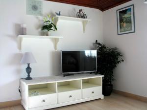 a living room with a tv on a white entertainment center at Appartamento Franca in Como