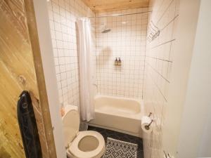 Koupelna v ubytování AGTA Nest Loft in Subic Bay with Self-Serve Breakfast - Pet Friendly, WiFi, Monkeys!