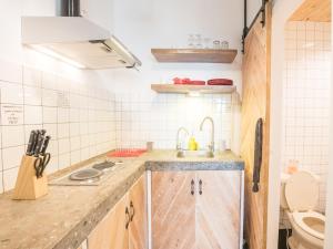 Dapur atau dapur kecil di AGTA Nest Loft in Subic Bay with Self-Serve Breakfast - WiFi, Monkeys, Pet Friendly with a Fee