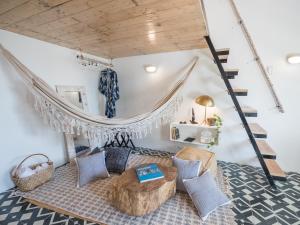 Ruang duduk di AGTA Nest Loft in Subic Bay with Self-Serve Breakfast - WiFi, Monkeys, Pet Friendly with a Fee