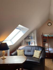 l'ESCALE في سان-بير-سور-مير: غرفة معيشة مع أريكة ونور