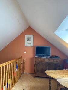 l'ESCALE في سان-بير-سور-مير: غرفة معيشة مع تلفزيون على خزانة خشبية +12 صورة