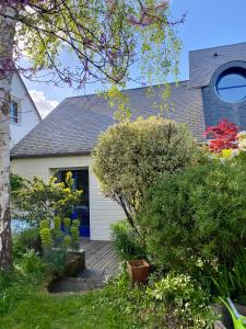 l'ESCALE في سان-بير-سور-مير: منزل به ساحة بها شجيرات وأشجار