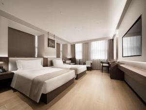 Postel nebo postele na pokoji v ubytování Walling Hotel - Chongqing hongyadong jialingjiang binjianglu
