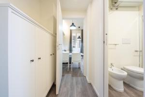 un bagno bianco con un water e un lavandino di Lumen - Downtown Vibes a Cagliari