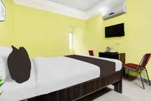una camera d'albergo con un letto e una tv di Hotel O Grand Occasion a Rānchī Altre 25 foto