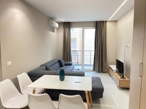 una sala de estar con un sofá y una mesa en Sea view - Meteor apartments, en Golem