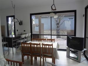 Una sala de estar con una mesa de comedor y un televisor. en Pinos De Mar, en Costa del Este