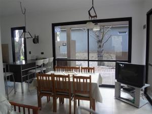 sala de estar con mesa de comedor y TV en Pinos De Mar en Costa del Este