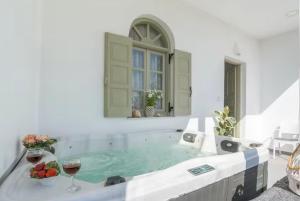 Φωτογραφία από το άλμπουμ του Luxury Vacation Villa Irene with private juccuzi στα Φηρά