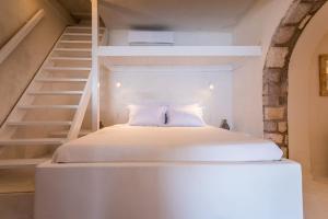 Ένα ή περισσότερα κρεβάτια σε δωμάτιο στο Gorgeous Apt in front of the Sea at Klima Milos