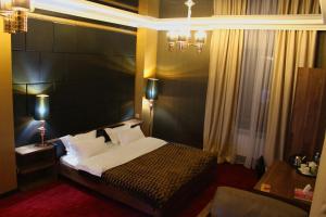 Astor Hotel & Spa客房内的一张或多张床位