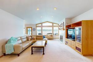 a living room with a couch and a tv at East Haven Lodge in Shelton