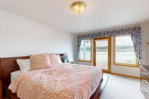 a bedroom with a large bed and a window at East Haven Lodge in Shelton