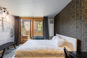 ein Schlafzimmer mit einem Bett und einer Wand mit einem Muster in der Unterkunft Flurry by AvantStay Tahoe Donner Home w Access to Northstar Resort Community in Kingswood Estates + 28 Fotos