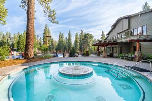 ein Swimmingpool im Hinterhof eines Hauses in der Unterkunft Flurry by AvantStay Tahoe Donner Home w Access to Northstar Resort Community in Kingswood Estates