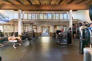 ein Fitnessstudio mit Laufbändern und darin trainierenden Menschen in der Unterkunft Flurry by AvantStay Tahoe Donner Home w Access to Northstar Resort Community in Kingswood Estates