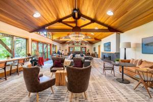 ein offenes Wohnzimmer mit Holzdecke in der Unterkunft Flurry by AvantStay Tahoe Donner Home w Access to Northstar Resort Community in Kingswood Estates