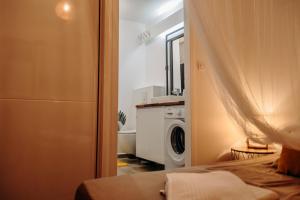a bedroom with a washing machine and a washer at Bungalow et Duplex de Island Bay in Bouillante