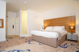 Postel nebo postele na pokoji v ubytování Kelpies Hotel Falkirk