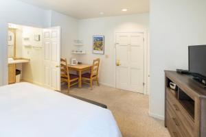 een slaapkamer met een bed en een tafel en een keuken bij Cimarron Lodge 50 by AvantStay Ski-InSki-Out Property in Complex w Two Hot Tubs in Telluride