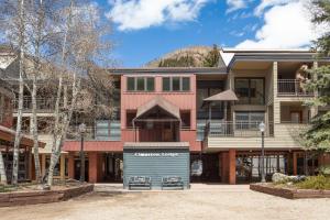 een gebouw met een bord ervoor bij Cimarron Lodge 50 by AvantStay Ski-InSki-Out Property in Complex w Two Hot Tubs in Telluride