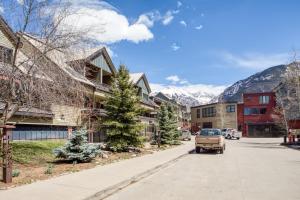 een straat in een stad met bergen op de achtergrond bij Cimarron Lodge 50 by AvantStay Ski-InSki-Out Property in Complex w Two Hot Tubs in Telluride