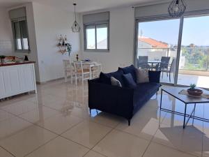 a living room with a couch and a table at דירת אירוח בפרדס חנה in Pardes H̱anna