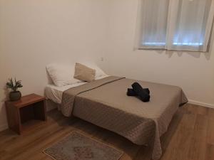a bedroom with a bed with a hat on it at דירת אירוח בפרדס חנה in Pardes H̱anna