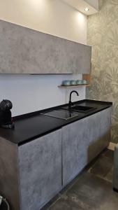 una cocina con fregadero y encimera en Suite Foro Romano 2 huespedes, en Córdoba