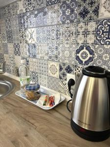 - une bouilloire sur un comptoir à côté d'un évier dans l'établissement Historical Center of Lviv, à Lviv 42 autres photos