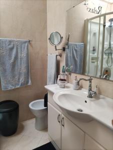 La salle de bains est pourvue d'un lavabo, de toilettes et d'un miroir. dans l'établissement U' Pizzico ( the pinch ), à Capri 9 autres photos