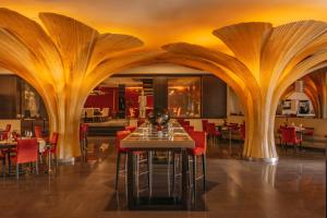 Reštaurácia alebo iné gastronomické zariadenie v ubytovaní Gran Melia Palacio de Isora Resort & Spa
