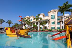 Bazén v ubytovaní Gran Melia Palacio de Isora Resort & Spa alebo v jeho blízkosti