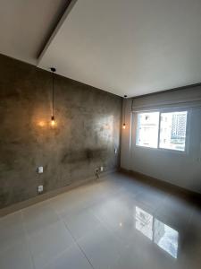 une chambre vide avec une fenêtre et un sol blanc dans l'établissement COP 30 Luxury Apartment, à Belém