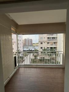 Cette chambre vide dispose d'un balcon avec une grande fenêtre. dans l'établissement COP 30 Luxury Apartment, à Belém