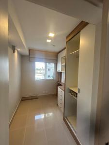 une cuisine vide avec une grande fenêtre dans une pièce dans l'établissement COP 30 Luxury Apartment, à Belém 22 autres photos