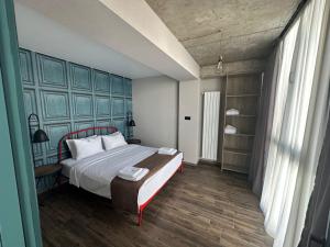 Postel nebo postele na pokoji v ubytování Gudauri Loft Hotel