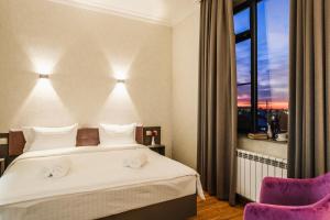 Ένα ή περισσότερα κρεβάτια σε δωμάτιο στο Parklane Hotel