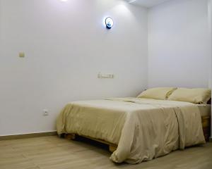 Postel nebo postele na pokoji v ubytování Spacious Apt with Patio & Rooftop in Cité Baguida