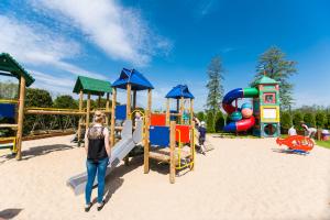 Ο χώρος παιχνιδιού για παιδιά στο Ośrodek Wypoczynkowy Camping Tumiany