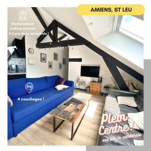 a living room with a blue couch and a table at "LA FABRIQUE" en HYPERCENTRE PARKING GRATUIT in Amiens
