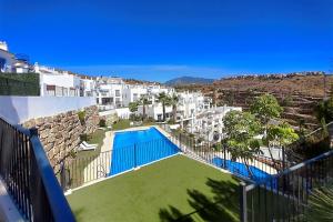 uitzicht op een zwembad vanaf het balkon van een appartement bij Pueblo Paraíso in Benahavís
