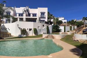 een huis met een zwembad ervoor bij Pueblo Paraíso in Benahavís