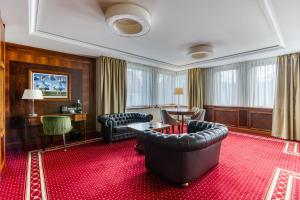 索波特Hotel Haffner Resort & Spa - Destigo Hotels的客厅配有家具和红色地毯。