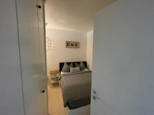 Postel nebo postele na pokoji v ubytování Wunderschönes Apartment direkt am See, Bissone bei Lugano/Tessin