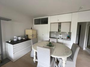 Kuchyň nebo kuchyňský kout v ubytování Wunderschönes Apartment direkt am See, Bissone bei Lugano/Tessin